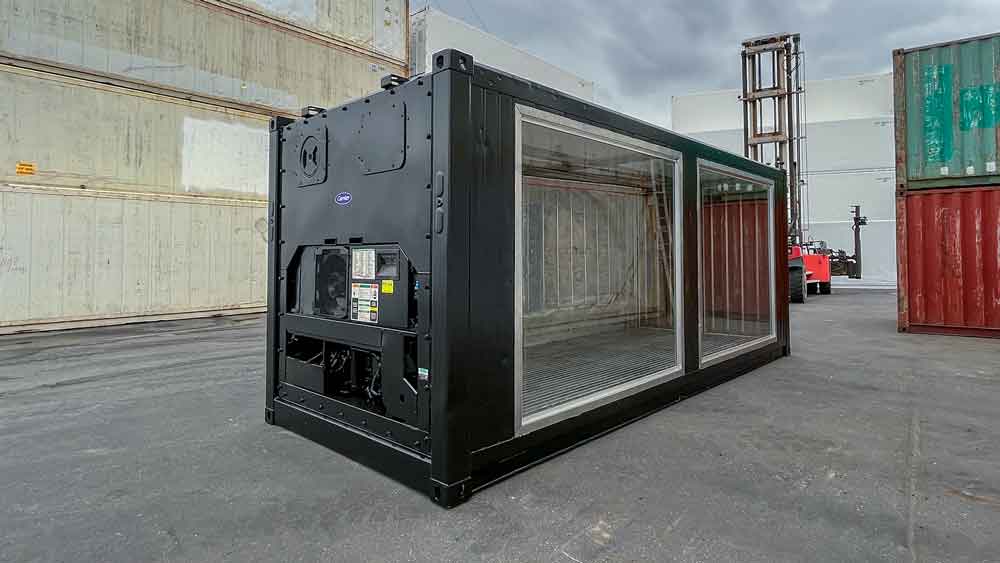 Schwarzer Kühlcontainer mit zwei eingebauten Fenstern, Vorderansicht von außen rechts