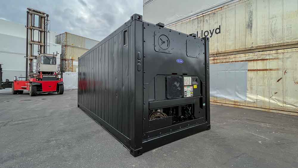 Schwarzer Kühlcontainer mit zwei eingebauten Fenstern, Blick auf das Kühlaggregat