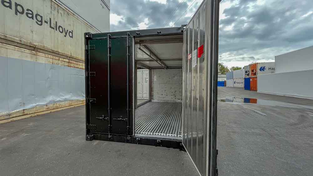 Schwarzer Kühlcontainer mit zwei eingebauten Fenstern mit offener Tür