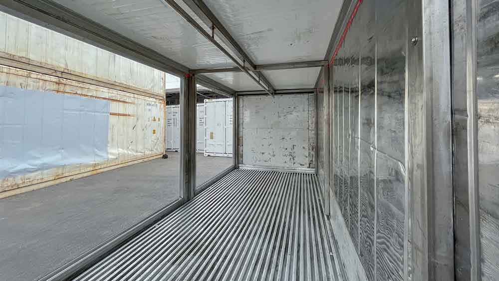 Schwarzer Kühlcontainer mit zwei eingebauten Fenstern, Blick von innen