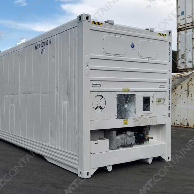 Ein weißer 40 Fuß High Cube Kühlcontainer, Modell NARU 101050-6, hat belüftete Fronten und seitliche Streifen.