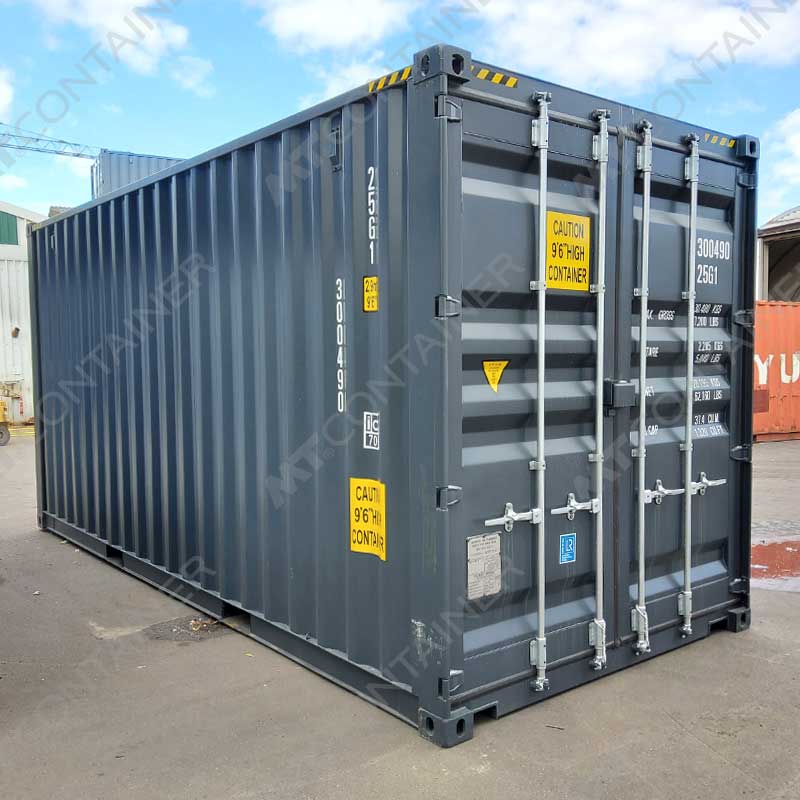 Grauer 20 Fuß High Cube Seecontainer NARU 300490-3, rechteckig mit gelben Warnhinweisen, Doppeltüren und robusten Stahlverschlüssen.