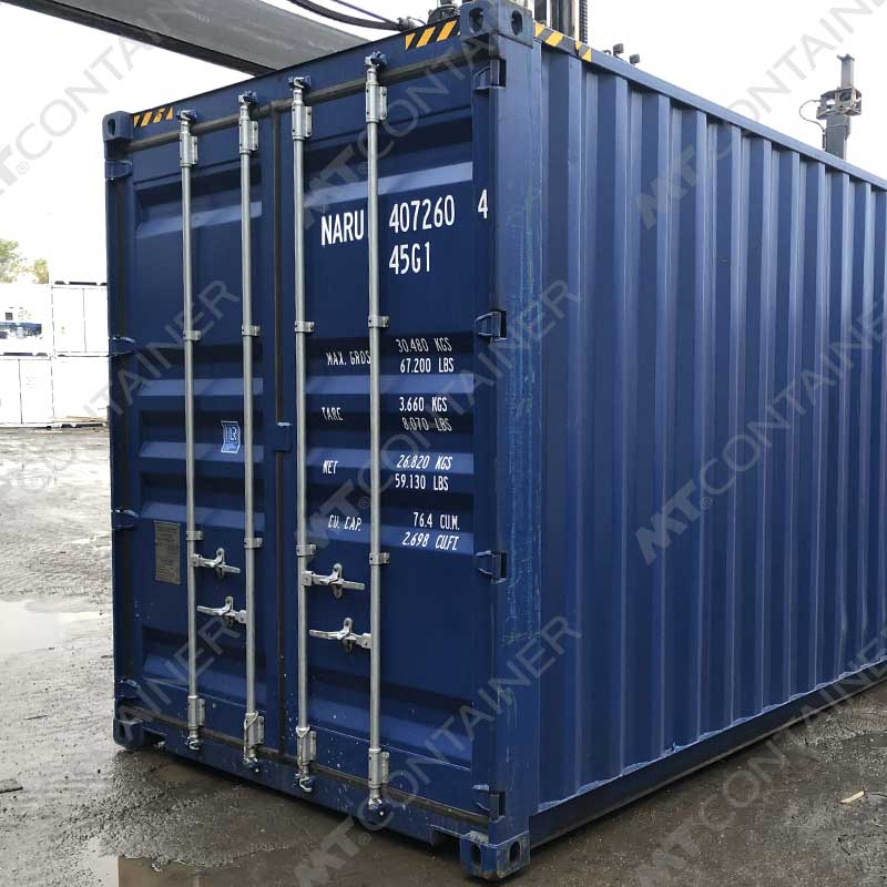 Ein dunkelblauer Lagercontainer vom Typ "40 Fuss High Cube", mit der Aufschrift "NARU 407260-4". Die Rückseite hat zwei verriegelbare Türen mit silbernen Metallstreben.