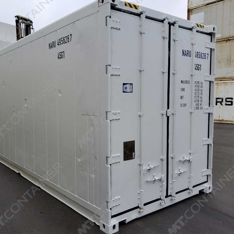 Ein weißer 40 Fuß High Cube Isoliercontainer (NARU 495626-7) mit eingebauter Isowand und geschlossenen Doppeltüren steht auf einem asphaltierten Untergrund.