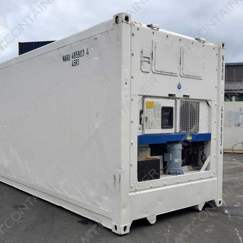 Ein weißer 40 Fuss High Cube Kühlcontainer NARU 495903-4 inkl. Licht und Steckdose, auf festem Boden stehend.