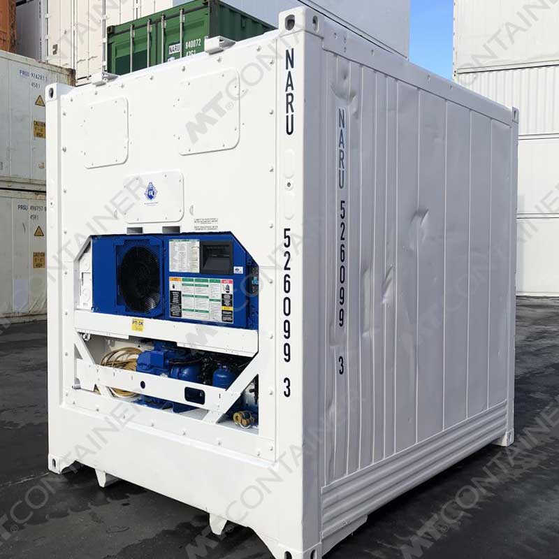 Der 10 Fuss High Cube Kühlcontainer NARU 526099-3 ist weiß, kubisch und an technischen Komponenten wie Lüftern und Anzeigen erkennbar.