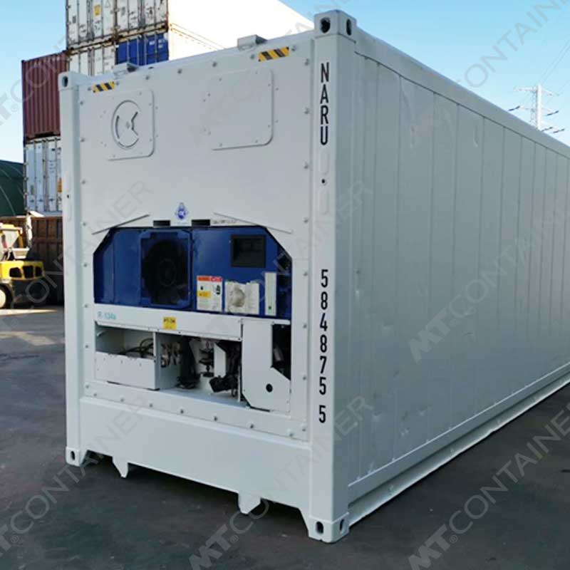 Ein weißer 40-Fuß High Cube Kühlcontainer mit der Aufschrift "NARU 584875-5" steht auf einem Industriegelände.