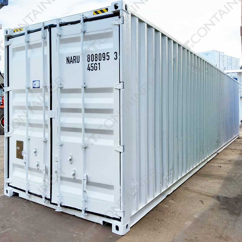 Ein weißer High Cube 40-Fuß-Seecontainer mit der Aufschrift "NARU 808095-3" steht auf ebener Erde; die Türen sind geschlossen.