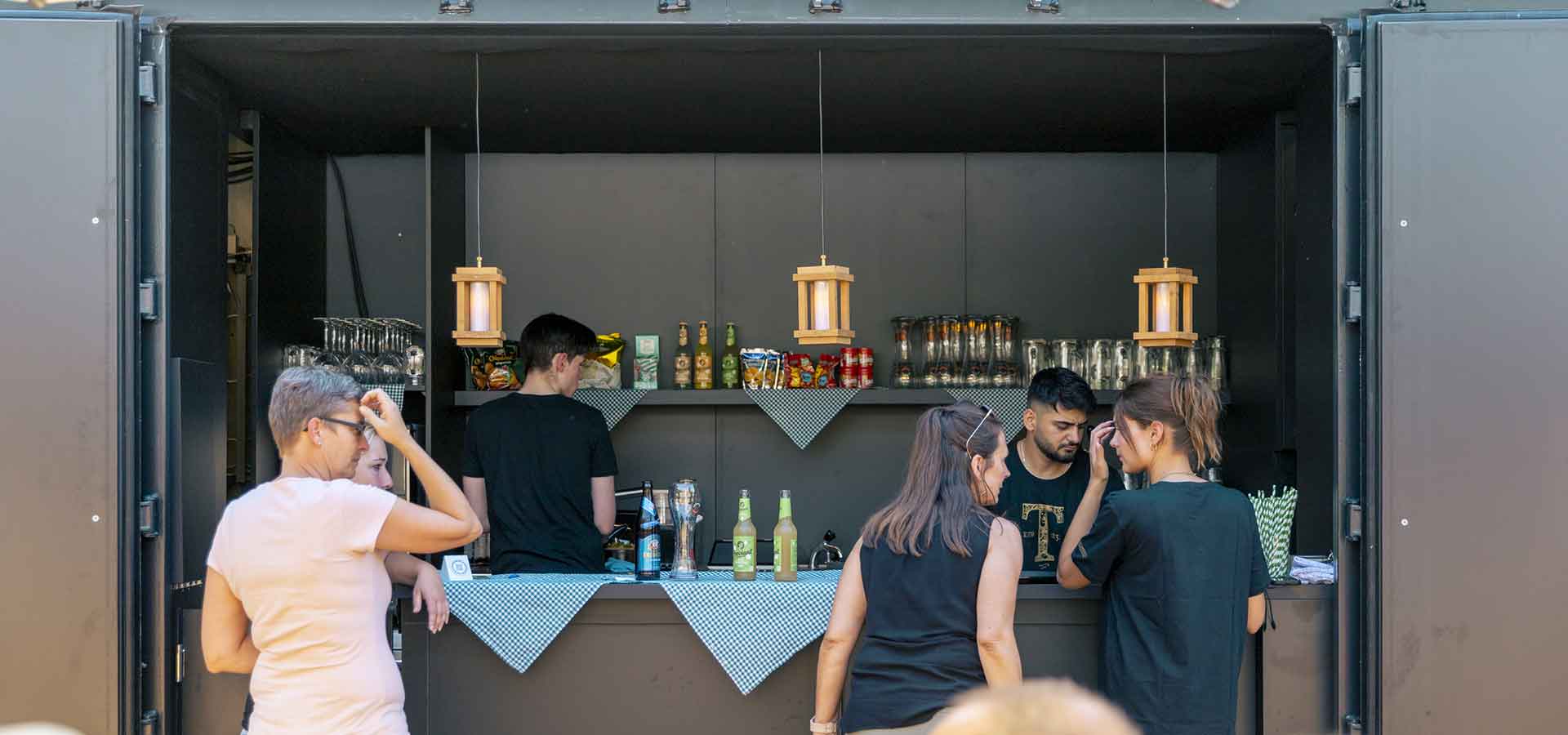 Tresen des Stahlcontainers als Bar im Biergarten in Ahaus