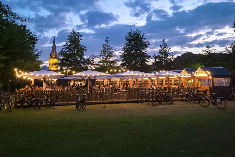 Analoger Stahlcontainer wird zum digitalen Pop Up Biergarten